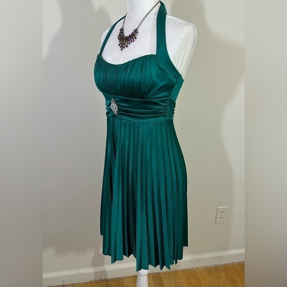 Speechless sz sm dressy dress in emerald faux decorative pin accent. - Picture 12 of 15